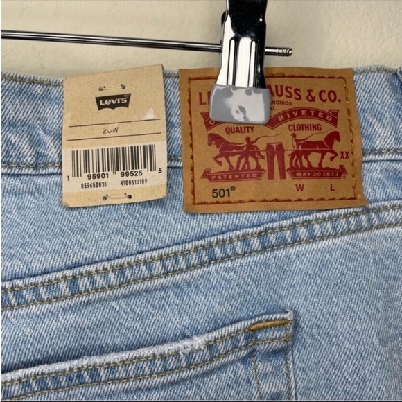 LEVI’S 501 NWT Original Distressed Denim Shorts size 20W - Picture 4 of 12